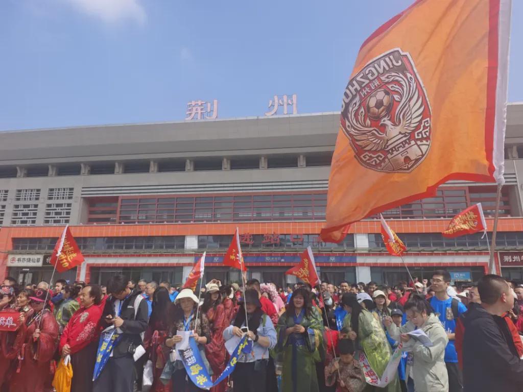 火狐体育官方入口-荆州市长率球迷团“出征”黄石，走进球迷车厢高呼“荆州必胜”